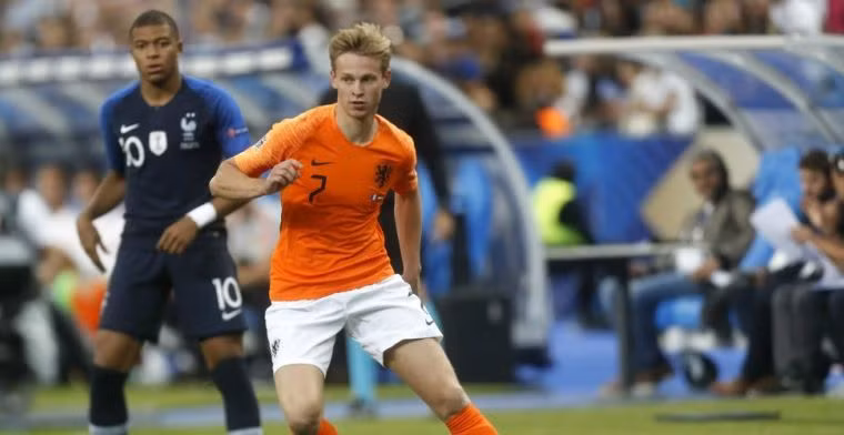 Chia sẻ trên tạp chí France Football, Kylian Mbappe cho biết anh rất ấn tượng với màn trình diễn của tiền vệ Frenkie De Jong trong 2 màn đối đầu với ĐT Hà Lan. Sao trẻ người Pháp khẳng định tiền vệ của Ajax luôn được chào đón ở PSG.