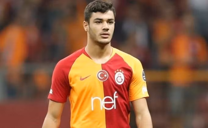 Ozan Kabak trở thành hậu vệ mới nhất lọt vào tầm ngắm của MU. Đội chủ sân Old Trafford hiện khủng hoảng nhân sự ở hàng thủ khi có ít nhất 6 ngôi sao không thể thi đấu.