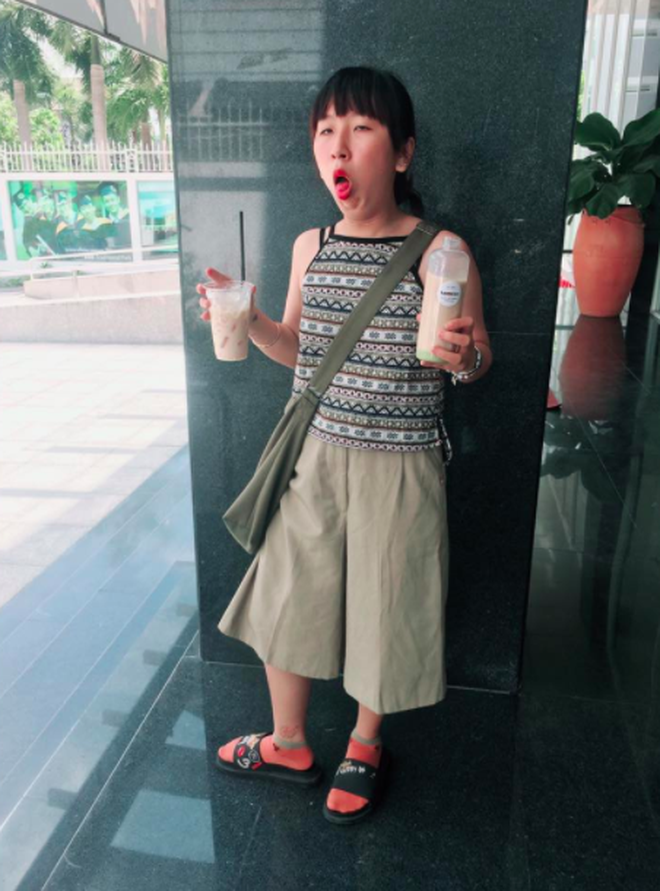 Ai ai cũng tò mò muốn biết cái cô bạn này hôm nay sẽ nói về chủ đề gì, hay hát về cái gì tiếp đây. Sau 4 năm được biết đến, Trang Hý vẫn giữ được sự hồn nhiên và đáng yêu của mình như ngày đầu tiên.