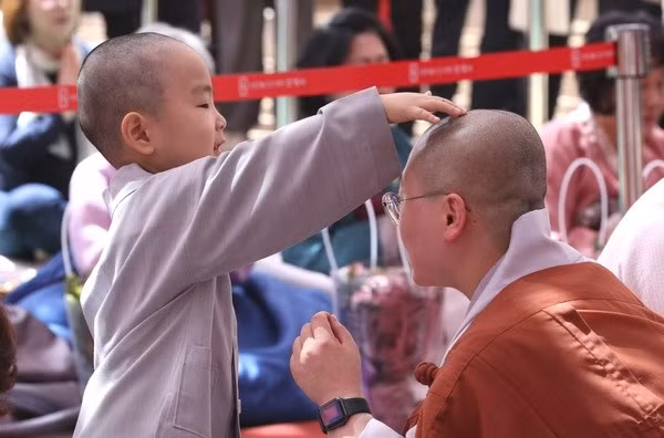 Bên cạnh đó, nhiều cậu bé cũng tranh thủ làm trò, mặt xấu,… trước khi xuống tóc, bởi lẽ sau khi xuống tóc, cậu bé có thể sẽ không còn tâm trí để bày trò nữa đâu.