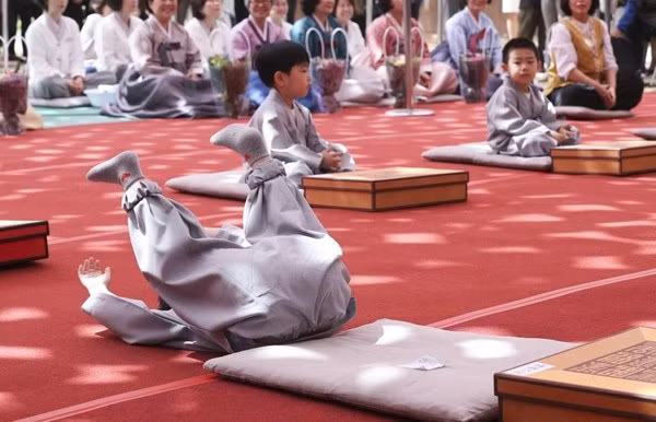 Tuy là hoạt động diễn ra thường niên và đã có từ lâu đời nhưng những biểu cảm đáng yêu của những chú tiểu trong ngày đại lễ Phật đản vẫn luôn thu hút đông đảo sự chú ý của nhiều người.