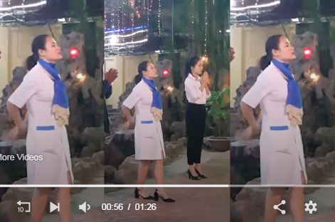 Cô gái say mê với màn khấn bái như "cơ trưởng" của mình.