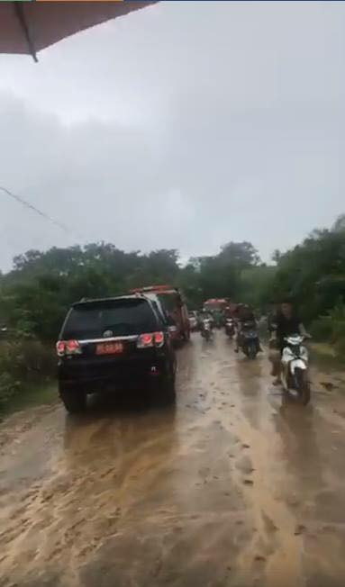 Trên các con đường dẫn vào vị trí máy bay quân sự gặp nạn, rất nhiều những chiếc xe làm nhiệm vụ cứu hộ, cứu nạn đã có mặt và nhanh chóng vào nhiệm vụ mình được phân công.