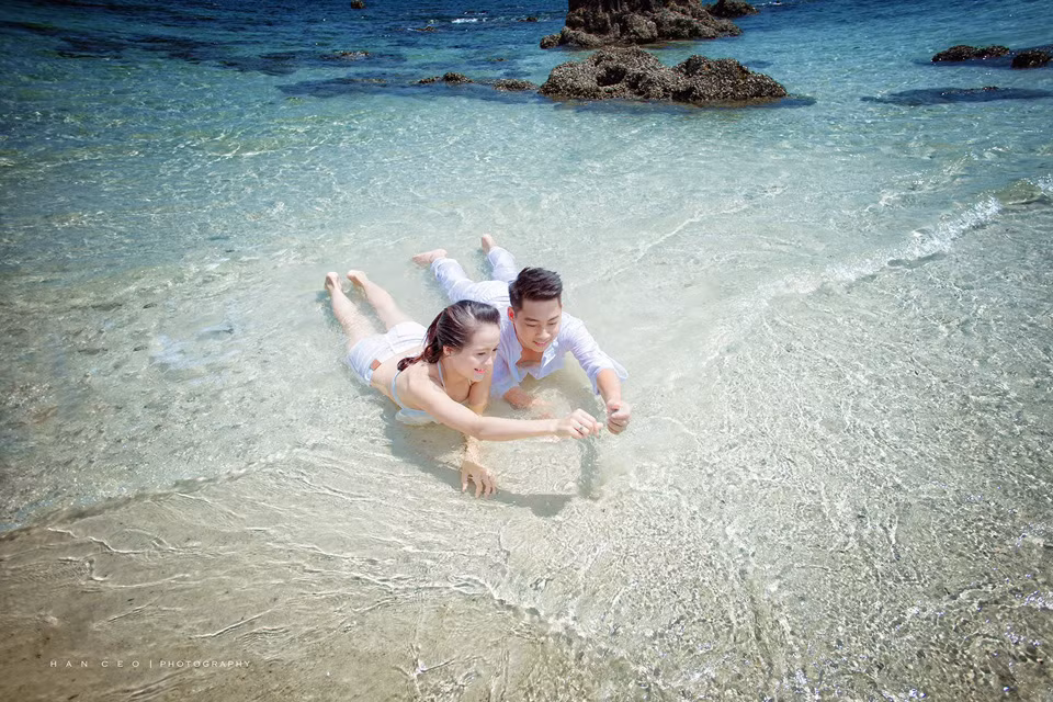 Không còn là những khoảnh khắc gượng gạo và bị bó buộc khi mà cô dâu - chú rể chịu sự chi phối hoàn toàn của nhiếp ảnh. Ảnh cưới theo phong cách này coi trọng yếu tố nhân vật và sự tự nhiên của nhân vật.