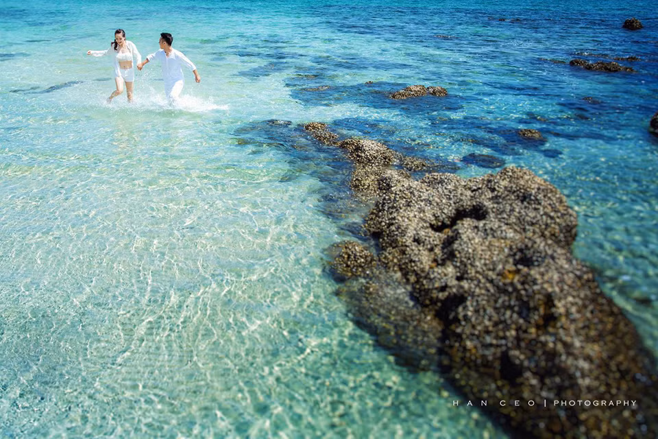 Với các cặp đôi có điều kiện hơn một chút thì họ sẽ chọn những bãi biển ở nước ngoài để chụp ảnh cưới. Mới đây, thiên đường Maldives nổi lên như một hiện tượng với không gian như tiên cảnh cũng được các cặp đôi Việt chọn làm nơi thực hiện bộ ảnh hạnh phúc của mình.