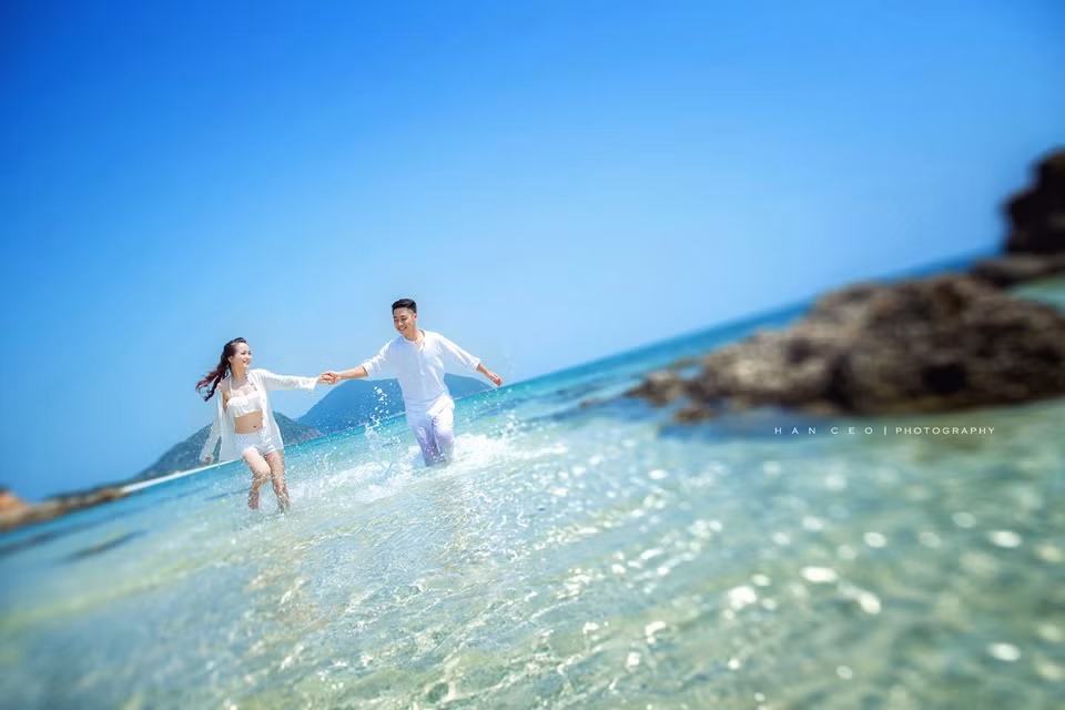 Bộ ảnh cưới thực hiện tại biển này còn gây tò mò cho nhiều người khi họ lần lượt đoán tên bãi biển mà cặp đôi đã chọn, một số người đoán là bãi biển Cù Lao Chàm, một số người khẳng định bãi biển Mỹ Khê (Đà Nẵng). Còn chủ nhân bộ ảnh thì trêu rằng đây là bãi biển thiên đường Maldives.