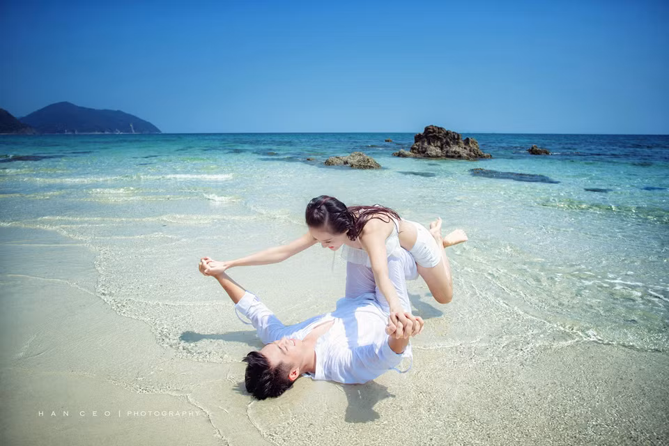 Gam màu chủ đạo của bộ ảnh cưới "biển nhà người ta" là xanh và trắng mang đến cảm giác yên bình và hạnh phúc cho người xem.