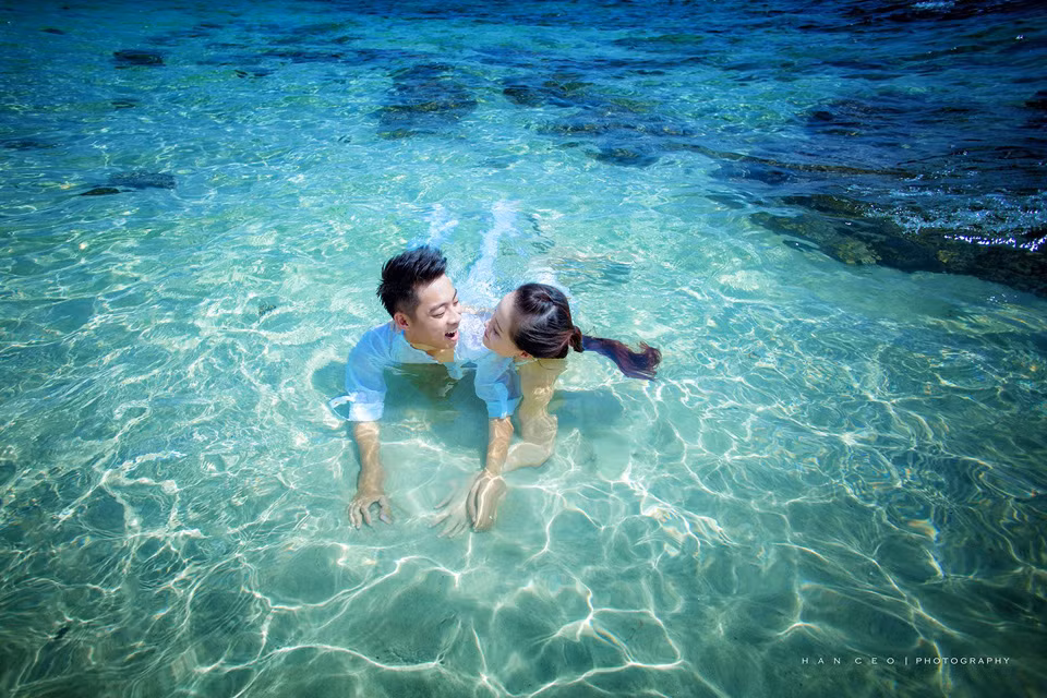 Mới đây, bộ ảnh cưới "Biển nhà người ta" với đại dương xanh khiến người xem trầm trồ khen ngợi và không giấu được cảm giác ghen tị với cô dâu - chú rể.