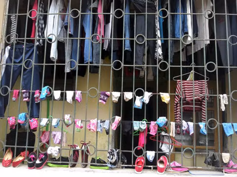 Đi qua các gia đình thì việc treo đầy quần áo ngoài trời chờ khô trong những ngày nồm là điều thường thấy và nhiều dân mạng cho rằng đây chẳng khác gì cửa tiệm quần áo.