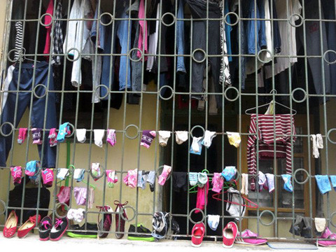 Đi qua các gia đình thì việc treo đầy quần áo ngoài trời chờ khô trong những ngày nồm là điều thường thấy và nhiều dân mạng cho rằng đây chẳng khác gì cửa tiệm quần áo.