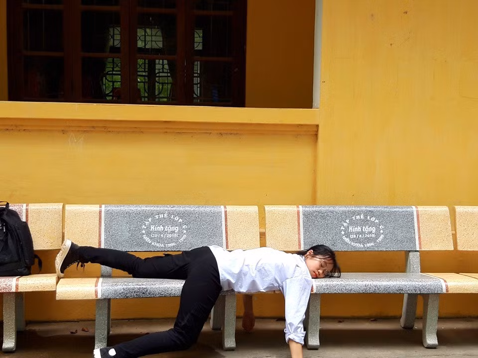 Đơn cử như mới đây, bộ ảnh với tựa đề "khi trường học khiến em kiệt sức"của cô nữ sinh Bắc Giang được đăng tải lên một diễn đàn trên Facebook đã nhanh chóng làm "dậy sóng" CĐM.