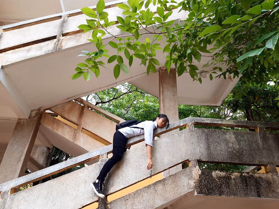 Cứ đến độ tháng 5 về, lứa học sinh cuối cấp 3 lại gồng mình học tập để chuẩn bị cho những ngày thi cử cam go đang chờ đón. Thế nhưng, những áp lực và căng thẳng không thể khiến các bạn trẻ mất đi sự hồn nhiên, tinh nghịch và lầy lội của mình.