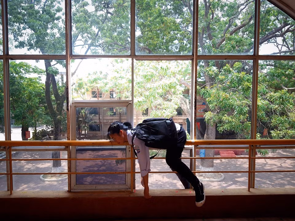 Còn với các "tiền bối" thì bồi hồi nhớ lại sau khi xem bộ ảnh "khi trường học khiến em kiệt sức" rằng: "Nhớ lại cách đây mấy năm khi cũng phải đối mặt với cuộc thi đầy áp lực mà phục mình vãi. Chưa bao giờ nghĩ mình học "trâu" tới thế, ngày quên ăn, quên ngủ để học".