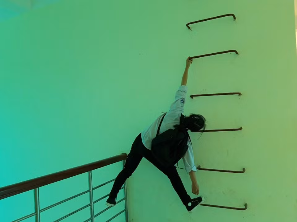 Hiện bộ ảnh "khi trường học khiến em kiệt sức" của nữ sinh Bắc Giang - Hương Ly đã thu về hơn 12.000 lượt thích cùng hàng trăm lượt chia sẻ, bình luận từ CĐM.