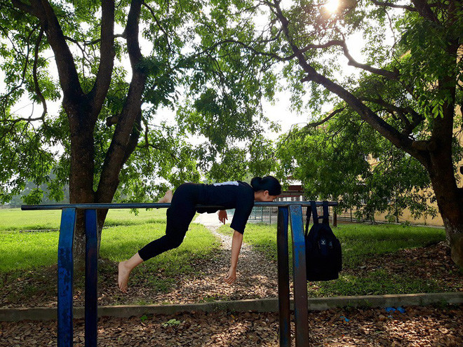 Xem bộ ảnh này, CĐM cười ngặt nghẽo khi chứng kiến Hương Ly nằm vật vã ra khắp nơi trong trường với đủ dáng khác nhau từ bãi cỏ, cầu thang đến góc cây vườn trường.