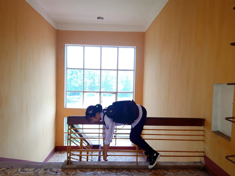 Xem bộ ảnh "khi trường học khiến em kiệt sức", nhiều dân mạng để lại bình luận khá hài hước: "Nhìn mà thấy hoảng, không biết sắp tới thế nào nhưng xem bộ ảnh này không cười không được ấy chứ. Chúc 2k1 sắp tới thi thành công".