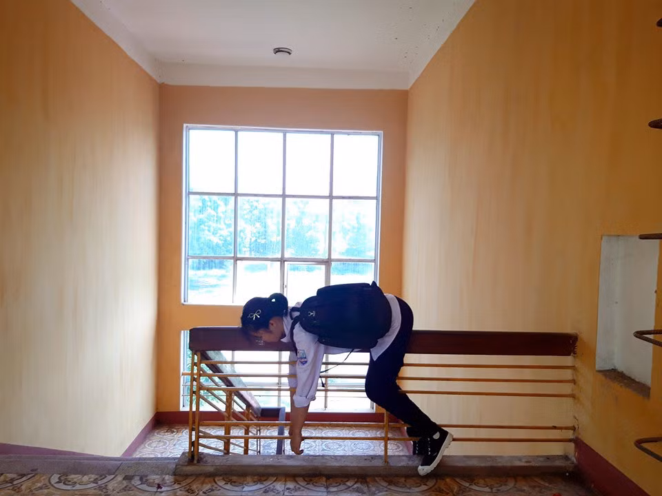 Xem bộ ảnh "khi trường học khiến em kiệt sức", nhiều dân mạng để lại bình luận khá hài hước: "Nhìn mà thấy hoảng, không biết sắp tới thế nào nhưng xem bộ ảnh này không cười không được ấy chứ. Chúc 2k1 sắp tới thi thành công".