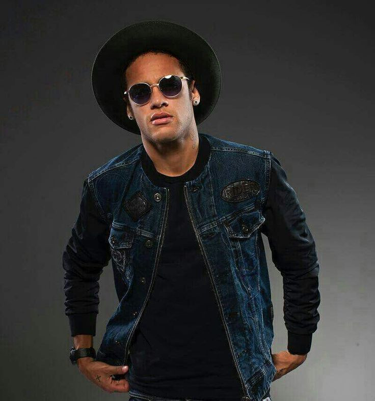 Khác với vẻ bóng bảy của Griezmann, Neymar Jr. của ĐT Brazil đến với World Cup lần này bằng vẻ hấp dẫn từ phong cách bụi bặm. Nhìn vào những bức hình thời trang của tiền đạo này, chỉ có hai từ để nói đó là thời thượng và cá tính.