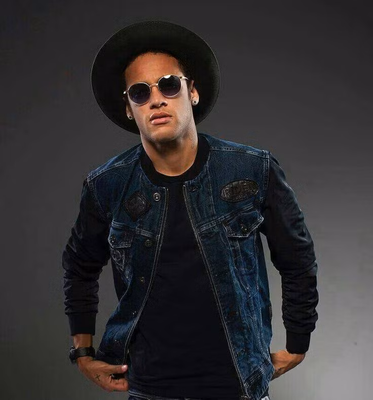 Khác với vẻ bóng bảy của Griezmann, Neymar Jr. của ĐT Brazil đến với World Cup lần này bằng vẻ hấp dẫn từ phong cách bụi bặm. Nhìn vào những bức hình thời trang của tiền đạo này, chỉ có hai từ để nói đó là thời thượng và cá tính.