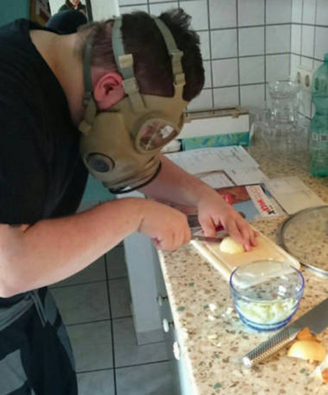 Đàn ông vào bếp, quả thật là một tấn bi hài kịch khiến người xem cười không ngớt.