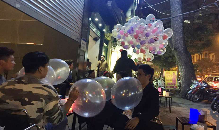 Đây không phải là lần đầu tiên báo chí nói về việc buôn bán tràn lan, dễ dàng của bóng cười nhưng dường như những tác hại của chất kích thích này xảy ra thời gian vừa qua vẫn chưa đủ sức nặng để cảnh tỉnh giới trẻ.