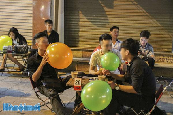 Nhiều bạn trẻ cũng thừa nhận, tuy bóng cười có giá khá mềm nhưng mỗi lần "chơi" đều ngốn không ít tiền do hầu hết mọi người khi hút bóng cười đều không thể dừng lại. Đây thực sự là một lời cảnh tỉnh về vấn nạn sử dụng chất kích thích công khai của giới trẻ thời gian qua.