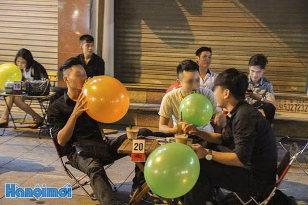 Nhiều bạn trẻ cũng thừa nhận, tuy bóng cười có giá khá mềm nhưng mỗi lần "chơi" đều ngốn không ít tiền do hầu hết mọi người khi hút bóng cười đều không thể dừng lại. Đây thực sự là một lời cảnh tỉnh về vấn nạn sử dụng chất kích thích công khai của giới trẻ thời gian qua.