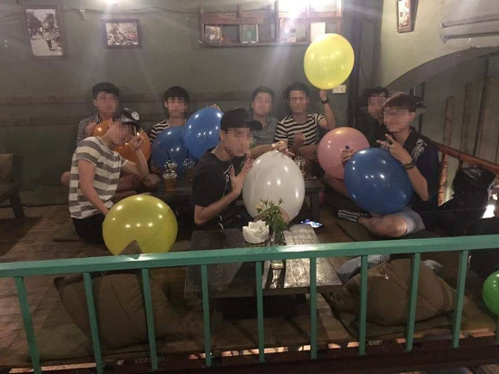 Thêm nữa, việc bóng cười được bán tràn lan trên các con phố Hà Nội một phần do giá rẻ, bình dân. Nếu không hút trên phố thì nhiều bạn trẻ sẵn sàng mua hẳn bình bóng về nhà để tự hưởng thụ.