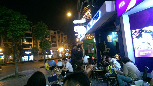 Nickname Hoang Mai Thuy chia sẻ: "Cuối tuần lên các con phố lớn, nhìn các bạn trẻ miệng thì thổi bóng, đầu thì lắc lư nhìn bễ quá. Mà còn ngang nhiên sử dụng chất kích thích giữa đường, giữa phố nữa. Chẳng hiểu trong mắt bạn bè quốc tế, giới trẻ Việt Nam đang làm gì?"