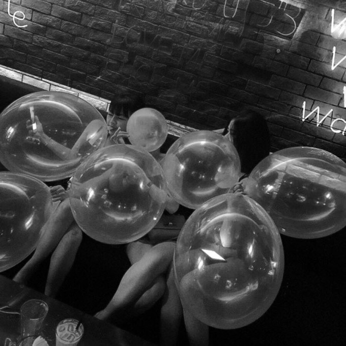 Vì được bán rộng rãi nên nhiều bạn trẻ tìm đến bóng cười như một phương thức giải trí mới. Những người không phải "dân chơi" cũng vẫn có thể mua và dùng thử bóng cười để tận hưởng cảm giác hưng phấn và thể hiện với bạn bè.