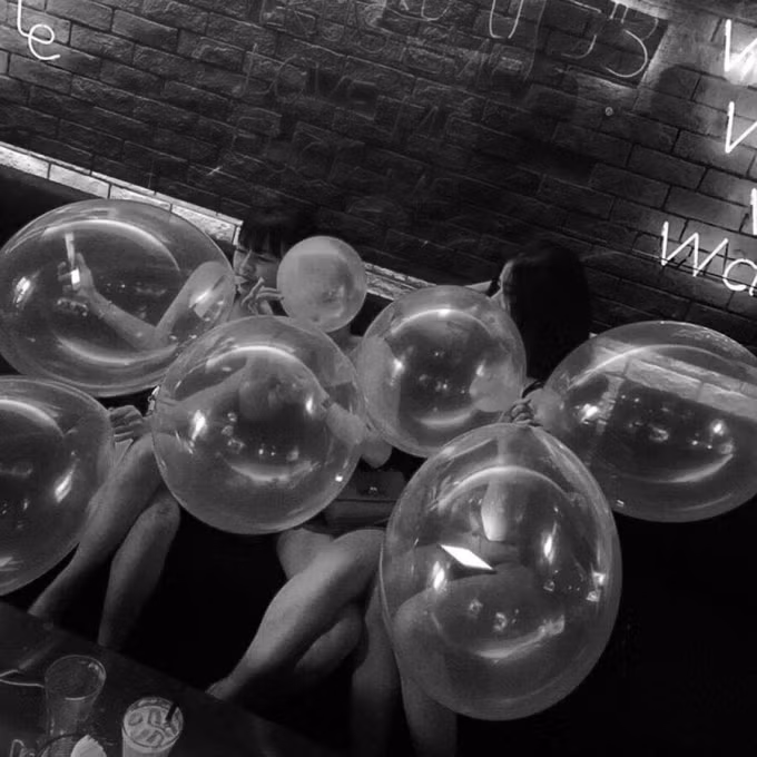 Vì được bán rộng rãi nên nhiều bạn trẻ tìm đến bóng cười như một phương thức giải trí mới. Những người không phải "dân chơi" cũng vẫn có thể mua và dùng thử bóng cười để tận hưởng cảm giác hưng phấn và thể hiện với bạn bè.