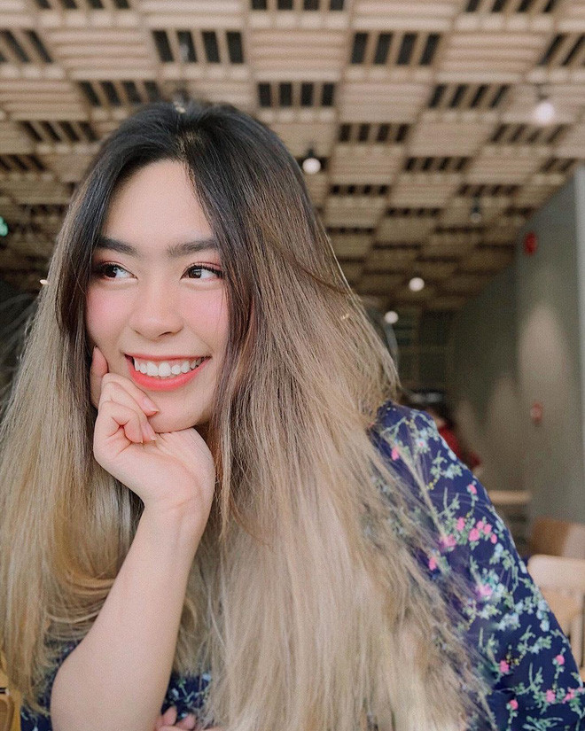 Khi còn học cấp 3, Bell cùng với cô bạn thân Vương Hoàng Mai Diz đã được biết đến là những nữ sinh siêu hot của trường THPT Marie Curie. Mới đây, cô nàng này đã trở thành hot girl RMIT.