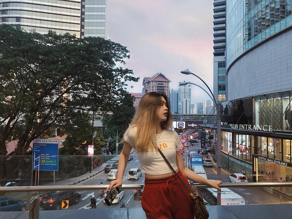 Thanh Ngân cho biết sau một số lần đăng tải những bức ảnh trong trang phục có phần nổi loạn lên mạng, cô bị người lạ nhắn tin với nội dung khiếm nhã.