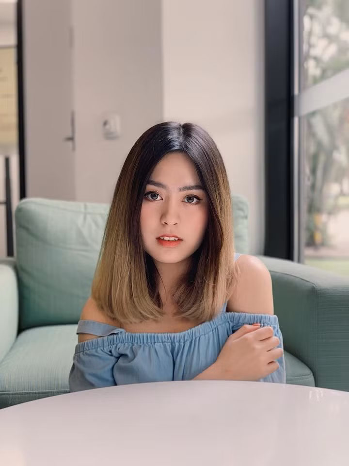 Ngân từng chia sẻ thẳng thắn về mọi thứ và khẳng định cuộc sống của mình cũng như bao cô gái 18 tuổi khác, đơn giản chứ chẳng có gì drama hay phức tạp.