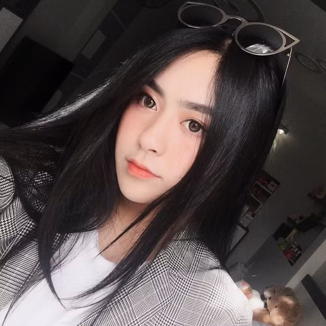 Sau khi xuất hiện, Thanh Ngân nhận rất nhiều luồng thông tin về mình, một số người cho rằng hot girl ĐH RMIT này là Rich Kid "ngậm thìa vàng", một số khác lại đồn đại rằng cô nàng đang cặp kè đại gia.