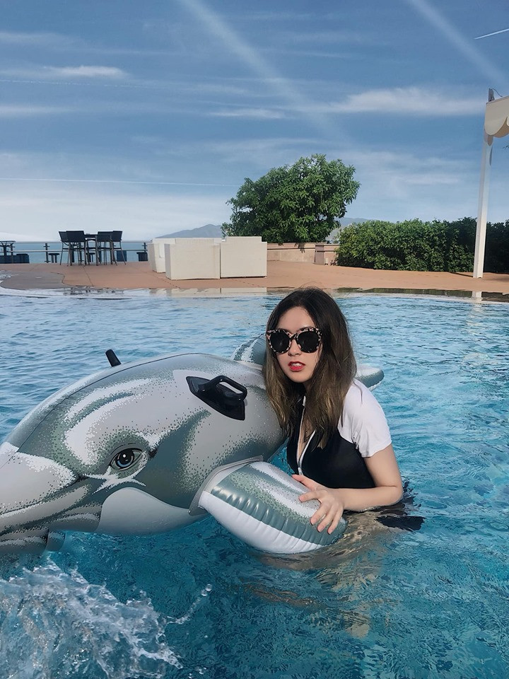 Theo Thanh Ngân cho biết, bố cô nàng này làm kinh doanh còn mẹ làm y tá kinh tế tạm gọi là đầy đủ để cho cô học tập tại một môi trường như ĐH RMIT.