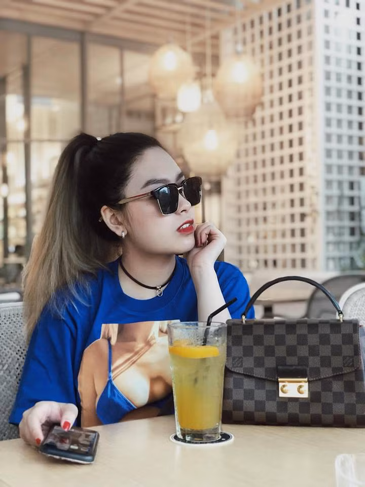 Trên trang cá nhân với hơn 50.000 lượt theo dõi, Thanh Ngân thường đăng tải hình ảnh trong những chuyến du lịch đến Hàn Quốc, Singapore, Canada... Cô nói mình không dám nhận danh xưng "rich kid" như một số dân mạng nói, mà chỉ là nữ sinh bình thường có sở thích du lịch.