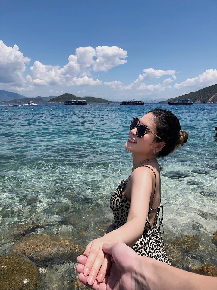 Thanh Ngân theo đuổi phong cách thời trang từ năng động, khỏe khoắn đến chững chạc, sang trọng. Đôi lúc, nữ sinh ĐH RMIT này cũng thử phong cách quyến rũ.