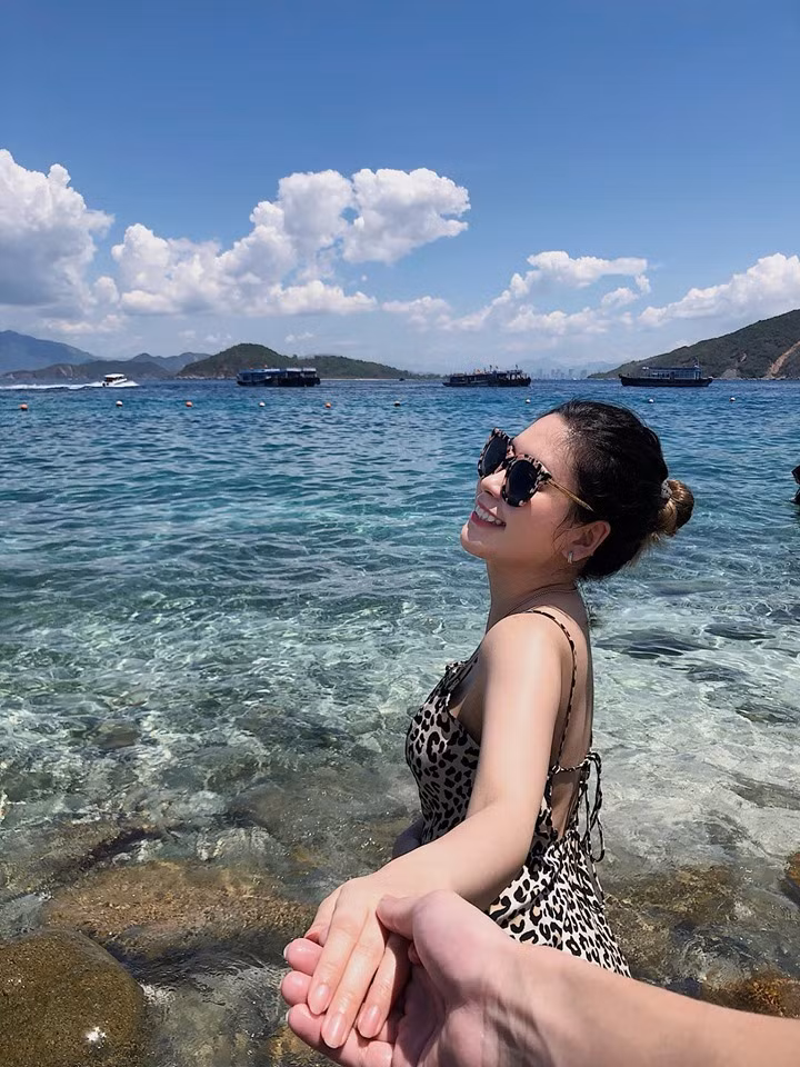 Thanh Ngân theo đuổi phong cách thời trang từ năng động, khỏe khoắn đến chững chạc, sang trọng. Đôi lúc, nữ sinh ĐH RMIT này cũng thử phong cách quyến rũ.