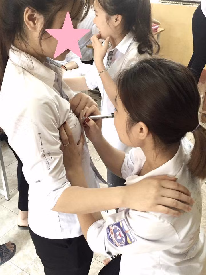 Điều khiến những hình ảnh này trở nên khó coi có thể là do quan niệm của nhiều người xưa nay vẫn cho rằng động chạm tới phần "nhạy cảm" trên cơ thể thiếu nữ là hành động khiếm nhã, có phần thô tục.