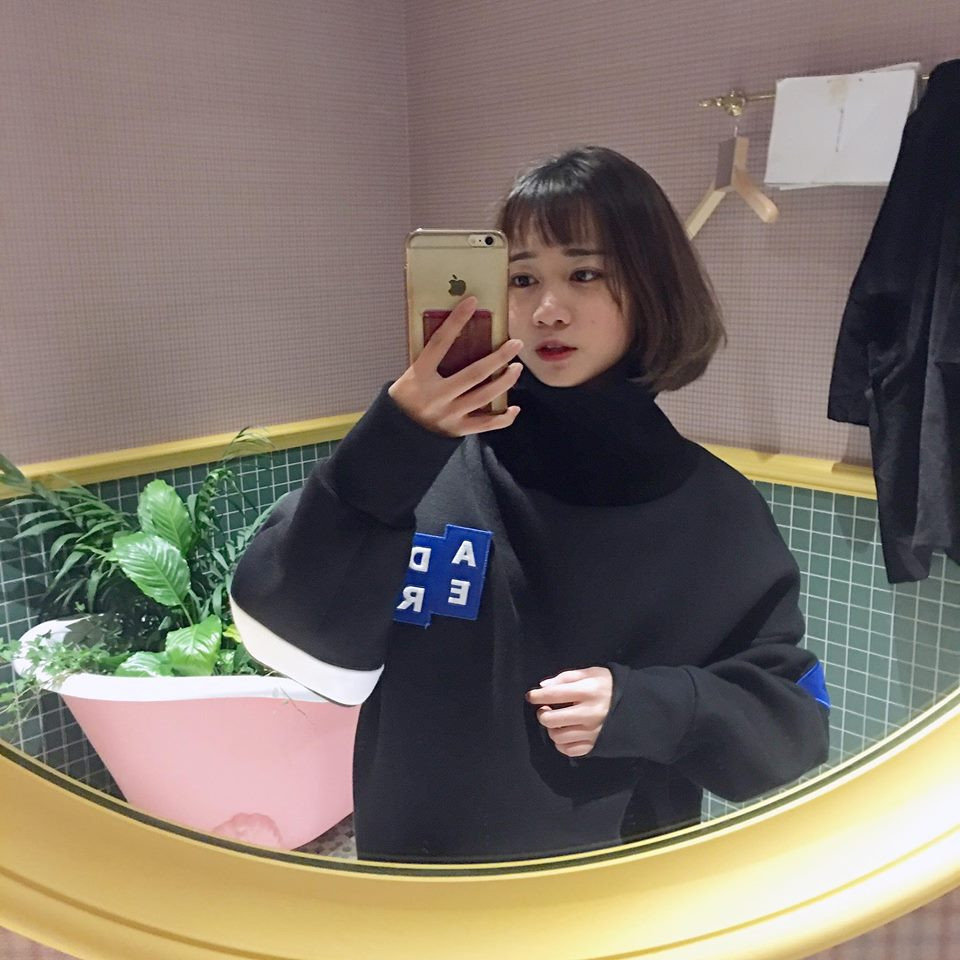 Nhan sắc khiến người khác say mê là vậy nhưng Minh Ngọc chưa bao giờ nghĩ đến việc mình sẽ trở thành một người mẫu lookbook chuyên nghiệp. Cô bạn này thường chỉ chụp mẫu quần áo giúp cửa hàng của những người bạn. Nhưng do nhan sắc "đặc biệt" nên đã lọt vào tầm ngắm của dân mạng và trở thành tâm điểm theo dõi của nhiều bạn trẻ.