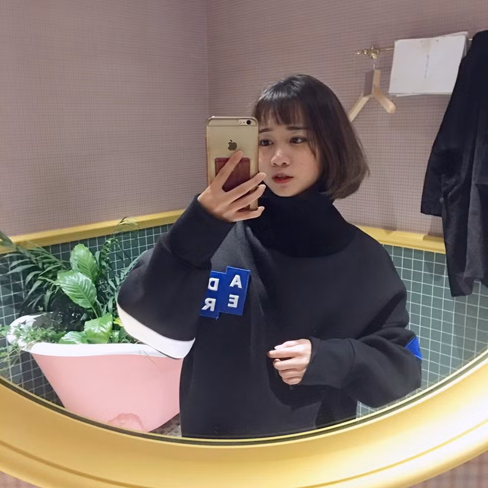 Nhan sắc khiến người khác say mê là vậy nhưng Minh Ngọc chưa bao giờ nghĩ đến việc mình sẽ trở thành một người mẫu lookbook chuyên nghiệp. Cô bạn này thường chỉ chụp mẫu quần áo giúp cửa hàng của những người bạn. Nhưng do nhan sắc "đặc biệt" nên đã lọt vào tầm ngắm của dân mạng và trở thành tâm điểm theo dõi của nhiều bạn trẻ.