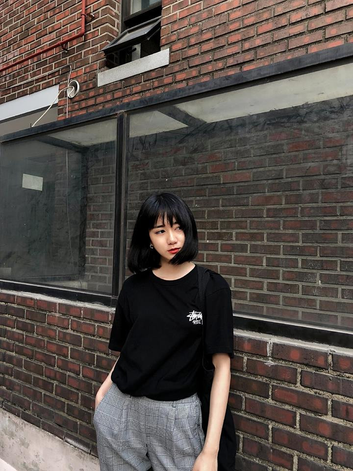 Ngoài những giờ lên lớp Minh Ngọc thường dành nhiều thời gian để giải trí và thỏa mãn những sở thích riêng của mình như đọc truyện ngôn tình, sách văn học và đặc biệt cô bạn này rất đam mê với các vì sao, cung hoàng đạo, tarot và các loại thần thoại.