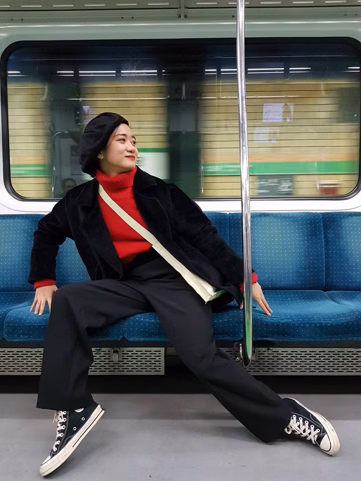 Khi được hỏi về mái tóc ngắn đem đến sự cá tính của mình, Minh Ngọc bày tỏ với PV Kiến Thức rằng: "Thực sự em muốn để tóc dài lắm nhưng vì không chăm được nên đành chung thủy với mái tóc ngắn. Hãn hữu lắm thì em mới đi nối tóc để thi thoảng thay đổi hình tượng. Thêm nữa, do vầng trán cao nên việc để tóc dài với em cũng không mấy với khuôn mặt".