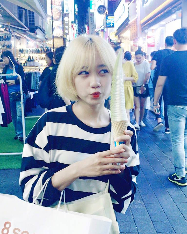 Do là một du học sinh Việt tại Hàn Quốc nên Minh Ngọc có thể giao tiếp thành thạo hoàn toàn 3 thứ tiếng là Hàn, Anh và tiếng "mẹ đẻ" Việt Nam. Đây cũng là tiền đề để giúp cô nàng 9X này giao lưu với nhiều bạn bè trong môi trường du học đầy khắc nghiệt.