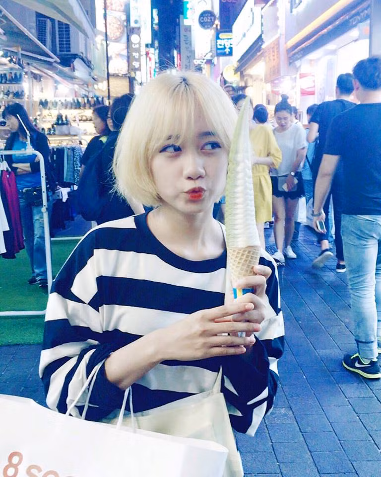 Do là một du học sinh Việt tại Hàn Quốc nên Minh Ngọc có thể giao tiếp thành thạo hoàn toàn 3 thứ tiếng là Hàn, Anh và tiếng "mẹ đẻ" Việt Nam. Đây cũng là tiền đề để giúp cô nàng 9X này giao lưu với nhiều bạn bè trong môi trường du học đầy khắc nghiệt.