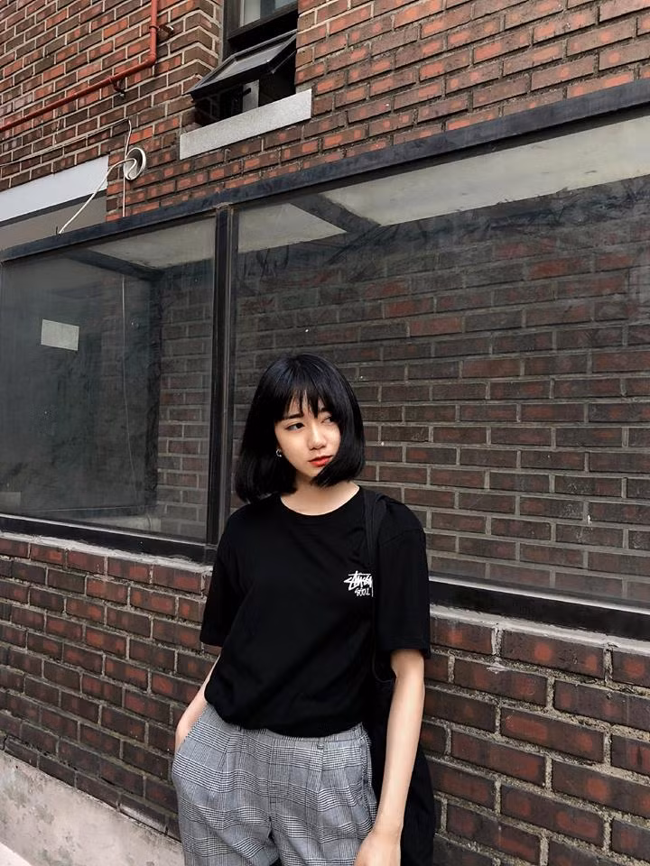 Không chỉ gây ấn tượng bằng vẻ ngoài cá tính, cô nàng Minh Ngọc còn khiến nhiều bạn nữ "say mềm" bởi phong cách thời trang khá ấn tượng. Ngọc chia sẻ về guu thời trang của mình: "Em thích phong cách năng động và có phần unisex, em hay mặc đồ nam. Em ăn mặc khá đơn giản nhưng em mong nó không nhạt nhòa trong mắt nhiều người".