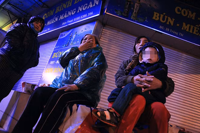 Hình ảnh người dân tha phương gồng mình chịu cái lạnh tê tái của Hà Nội trong đêm gió mùa về. Ảnh trong bài: BEAT/Hóng Fanpage.