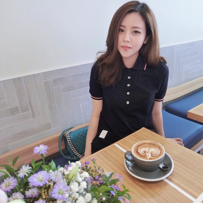 Ông Thoại Liên sinh năm 1989, năm nay vừa tròn 29 tuổi và cách anh trai mình 3 tuổi. Lần đầu tiên người hâm mộ và công chúng biết đến cô em gái của Ông Cao Thắng là khi Thoại Liên xuất hiện trong một buổi off-fan của anh trai mình vào năm 2014.