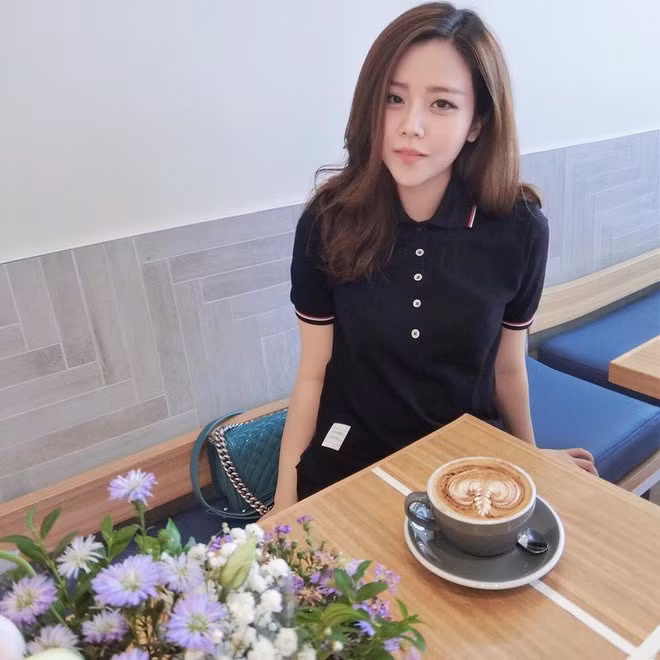 Ông Thoại Liên sinh năm 1989, năm nay vừa tròn 29 tuổi và cách anh trai mình 3 tuổi. Lần đầu tiên người hâm mộ và công chúng biết đến cô em gái của Ông Cao Thắng là khi Thoại Liên xuất hiện trong một buổi off-fan của anh trai mình vào năm 2014.